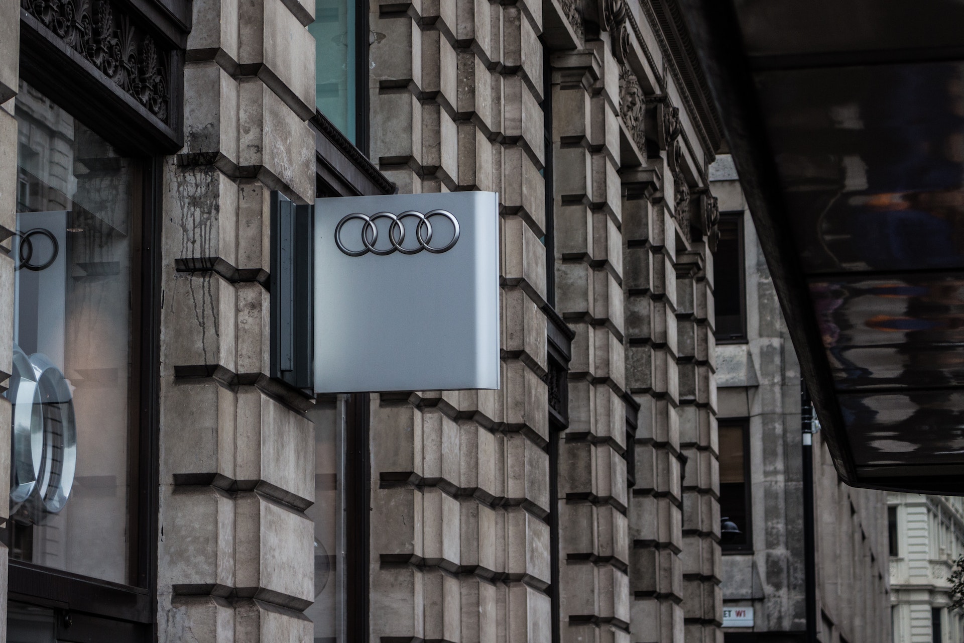 Concessionario Audi in un centro cittadino