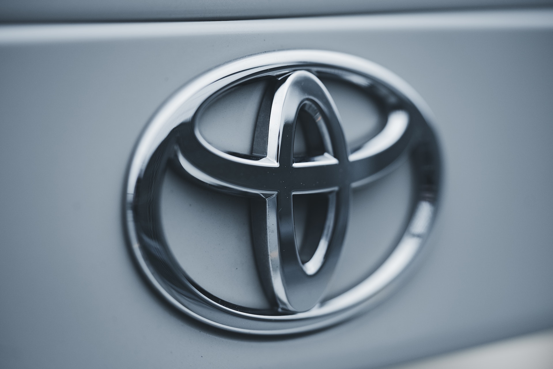 Dettaglio sul logo della Toyota