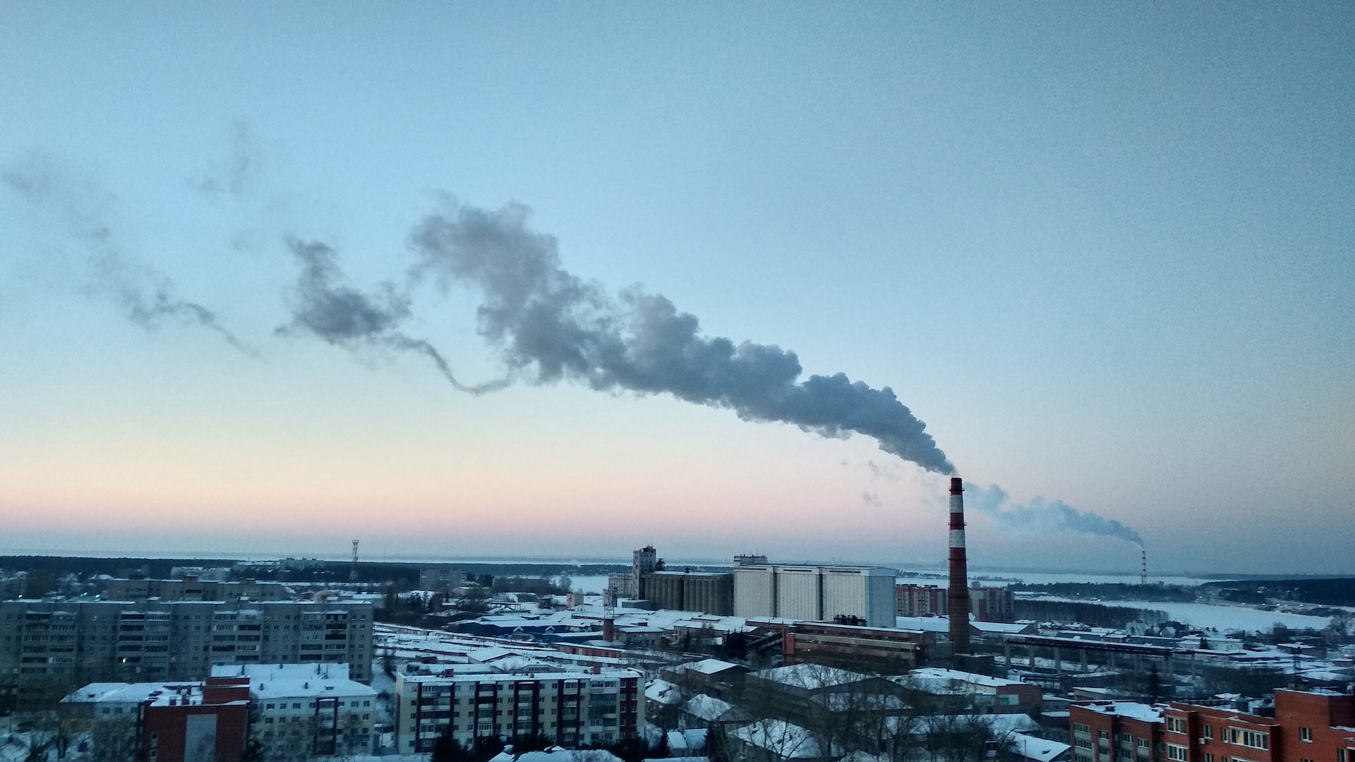 Foto che mostra le emissioni prodotte da una fabbrica