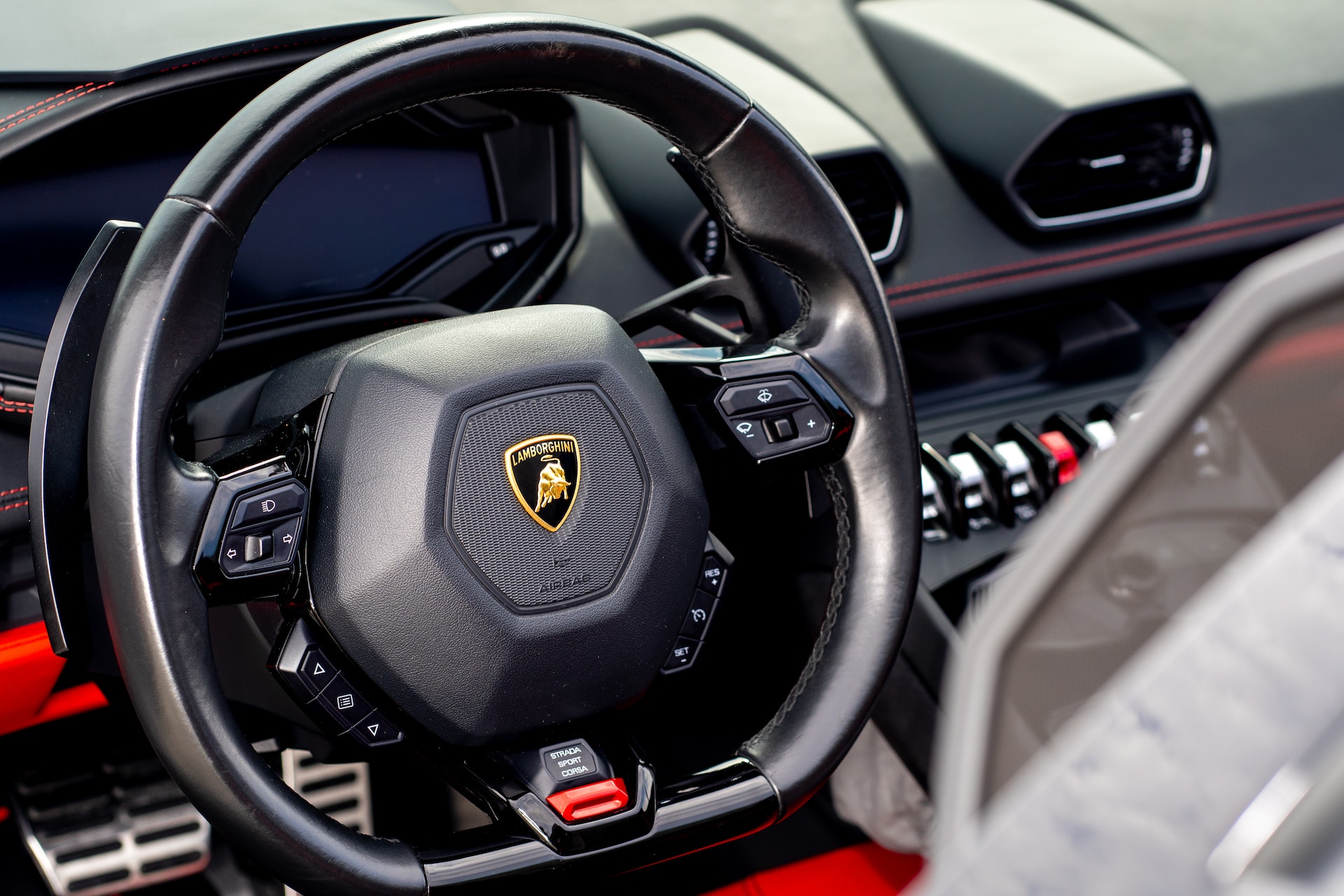 Tutta la tecnologia e la qualità degli interni di una Lamborghini