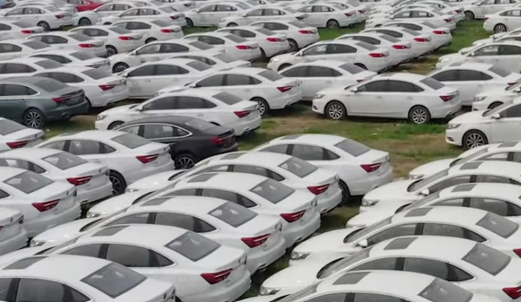Macchine abbandonate parcheggi cinesi