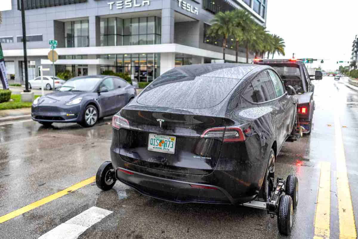 Tesla controllo auto 